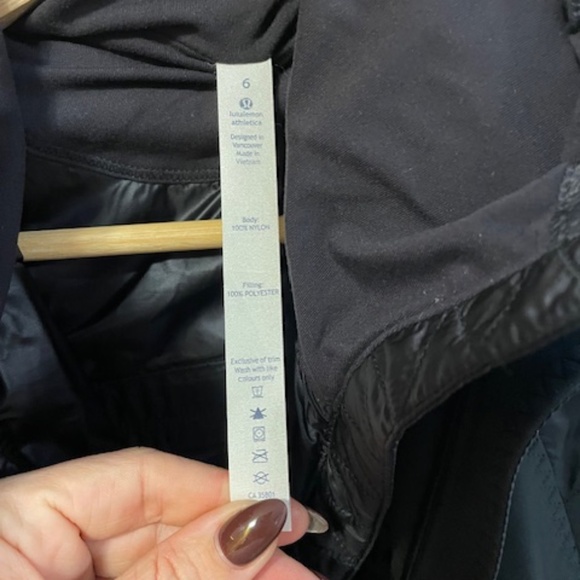LULULEMON JACKET WITH REMOVABLE HOOD/ VEST. - Picture 3 of 5